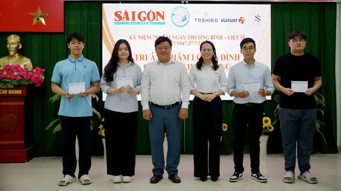 tang-qua-tri-an-dip-27-7-tai-phuong-minh-phung-3-7968-6673.jpg