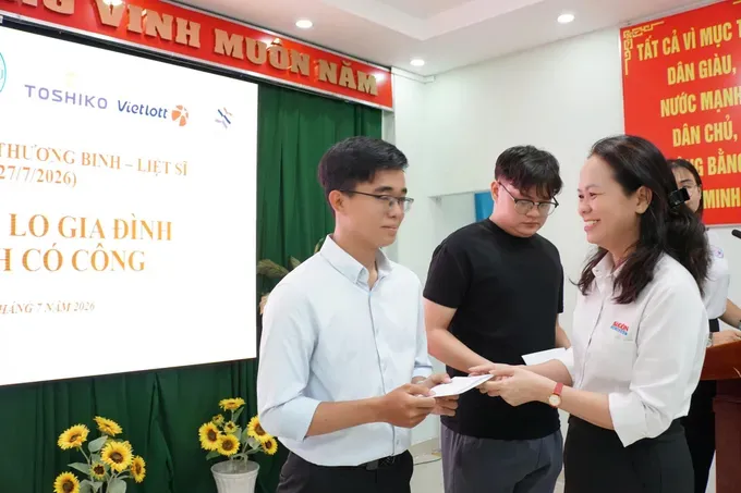 tang-qua-tri-an-dip-27-7-tai-phuong-minh-phung-4-8300-5827.jpg
