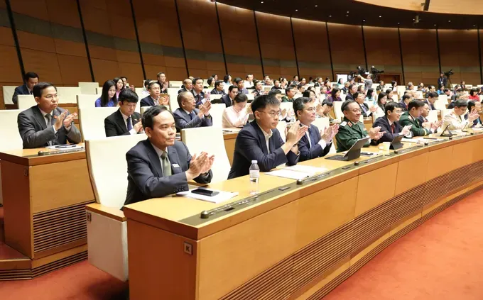 bi-thu-thanh-uy-tphcm-tran-luu-quang-va-cac-dai-bieu-tan-thanh-quoc-hoi-thong-qua-cac-luat-nghi-quyet-chieu-24-8-anh-quang-phuc-3153-2003.jpg