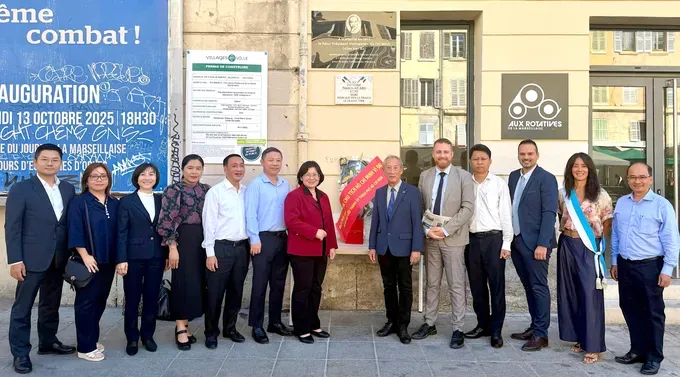 21-9-anh-3-dang-hoa-tai-bia-tuong-niem-ct-hcm-tai-tru-so-nhat-bao-marseille-1409-3979.jpg