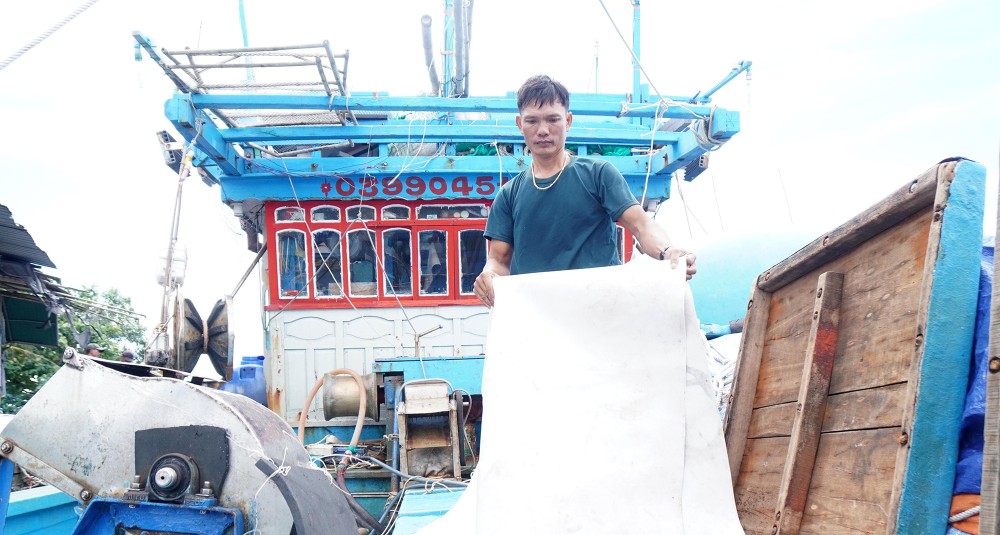 Fishing vessels from the Tam Quan – Gia Lai region still rely on traditional storage methods, resulting in a loss of seafood quality and revenue. Photo: Ngoc Oai