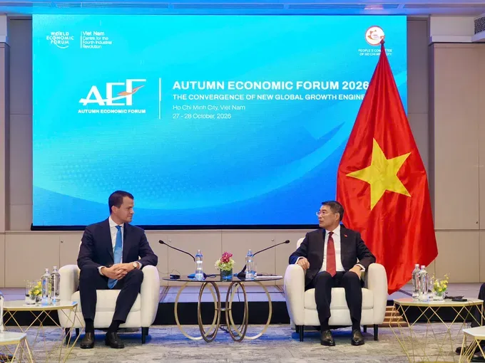 Prime Minister Le Minh Hung talks with WEF managing director Stephan Mergenthaler. Photo: SGGP