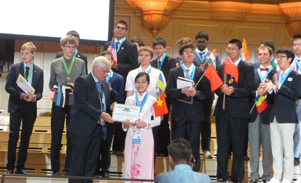 Dinh Thi Huong Thao (in Aodai- Traditional dress of Vietnamese women) is one of Vietnamese students who get the high achievement at the 2016 International Physics Olympiad (Illustrative photo:SGGP)