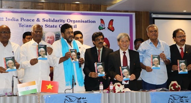 Lauching ceremony for a book on President Ho Chi Minh’s life and career in Telugu language (Photo: VNA)