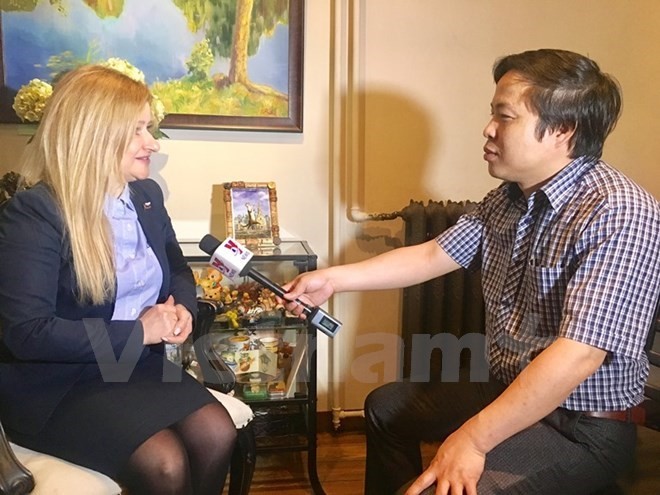 Olga Koshev, President of the Inter-Regional Organisation for Support and Protection of Small and Medium-sized Enterprises (L) (Source: VNA)