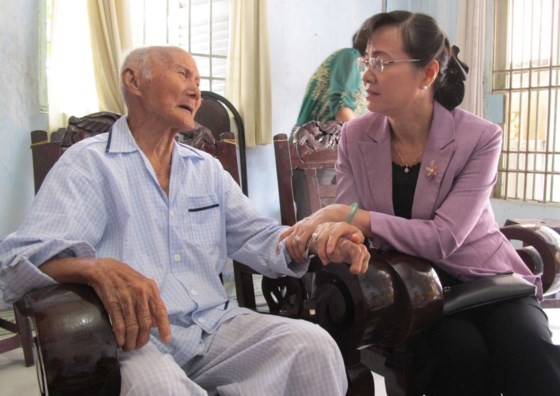 City leaders visit policy families ảnh 4