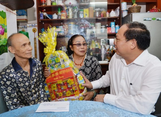 City leaders visit policy families ảnh 1