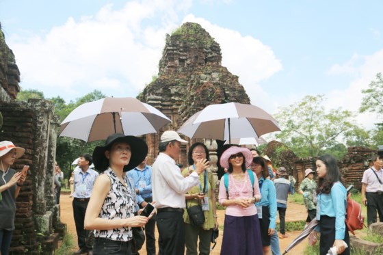 Ladies learn about architectural and sculptural values of the My Son Cultural Heritage 