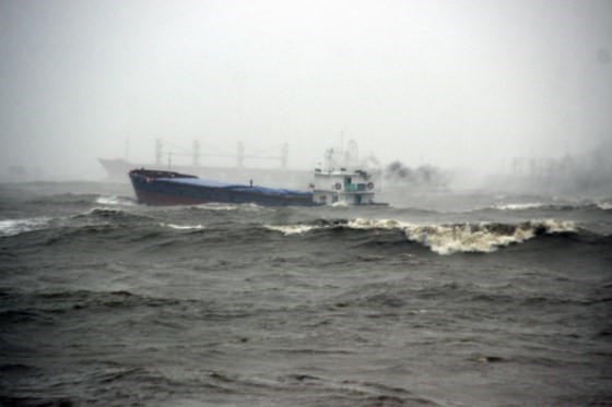 PM Nguyen Xuan Phuc asks the Ministry of Transport to continue seeking missing victims, picking up sunken ships 