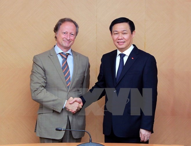 Deputy Prime Minister Vuong Dinh Hue (R) meets with Ambassador Bruno Angelet, head of the EU Delegation to Vietnam, on November 21 (Photo: VNA)