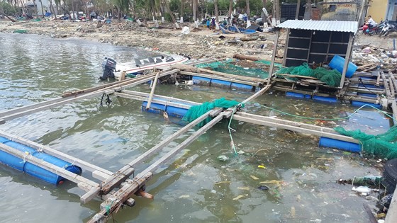 PM Nguyen Xuan Phuc visits Khanh Hoa province after typhoon Damrey ảnh 2