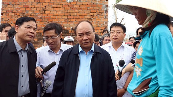 Vietnamese Prime Minister Nguyen Xuan Phuc visits families affected by typgoon Damrey  in Van Ninh district