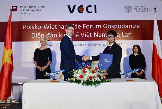 Representatives of Vietnam Airlines and Polish Airlines  co-sign cooperation agreement with its target of bringing more benefits and choices for their passengers. 