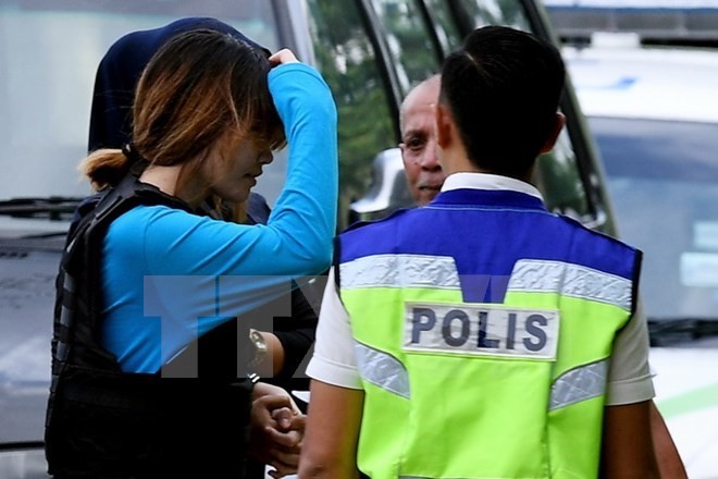 Doan Thi Huong (left) on the way to the court (Photo: VNA)