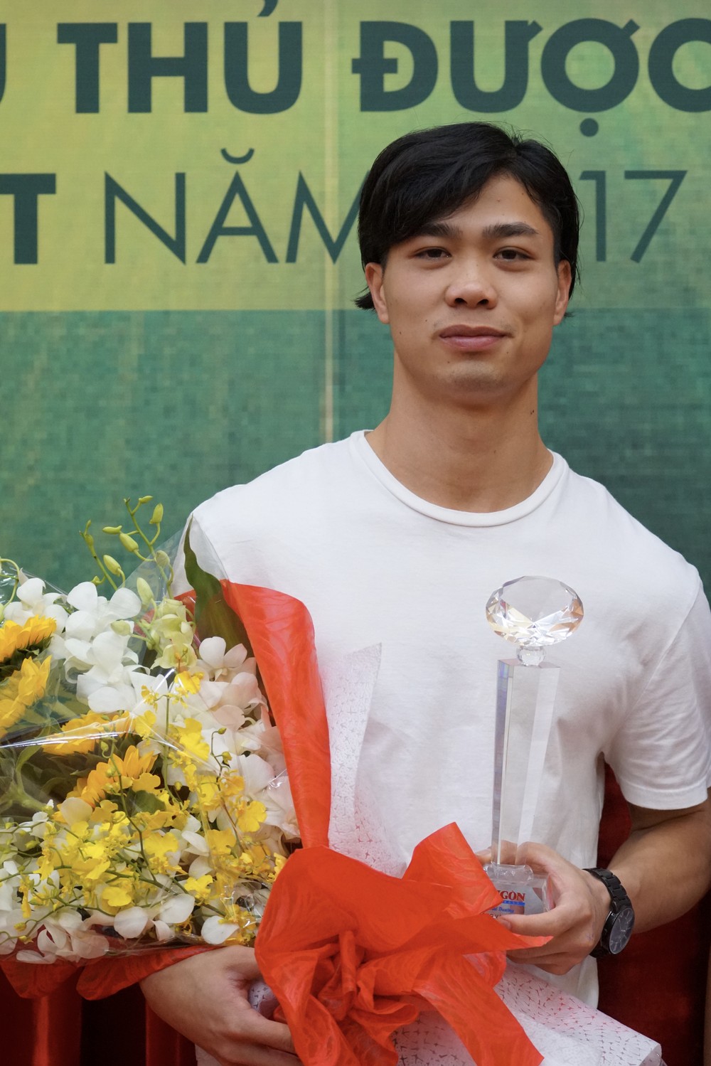  Striker Nguyen Cong Phuong receives “Most Favorite Player” title ảnh 1