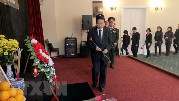 Vietnamese Ambassador to Russia Ngo Duc Manh, staff of the Vietnamese Embassy and Vietnamese people in Russia pay homage to late PM Phan Van Khai (Photo: VNA)