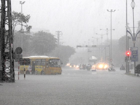 Floodwater raising in central region  ảnh 9