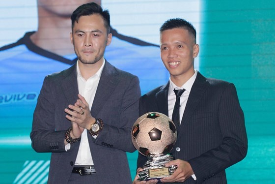 Nguyen Quang Hai wins 2018 Golden Ball Awards   ảnh 7