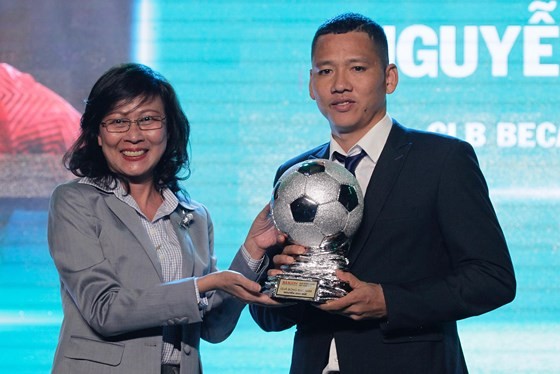 Nguyen Quang Hai wins 2018 Golden Ball Awards   ảnh 8