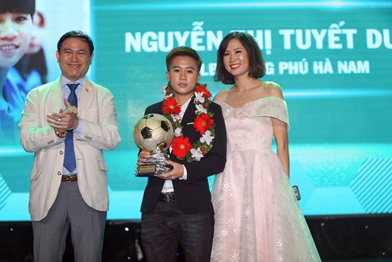 Nguyen Quang Hai wins 2018 Golden Ball Awards   ảnh 6