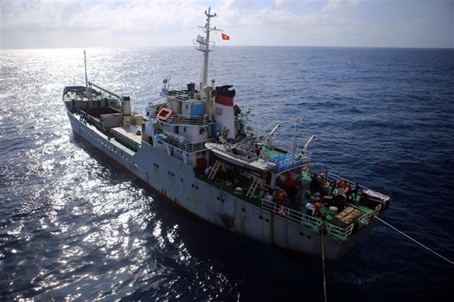The Truong Sa 08 transport ships of Naval Zone 2 carries Tet gifts to staff on the DK1 Platform (Photo: VNA)
