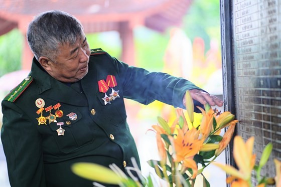 Hundreds of veterans commemorate martyrs in Po Hen Border Post ảnh 10