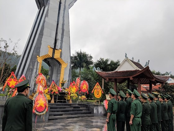 Hundreds of veterans commemorate martyrs in Po Hen Border Post ảnh 5