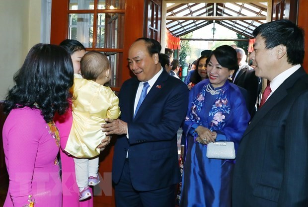 Prime Minister meets overseas Vietnamese in Europe ảnh 2