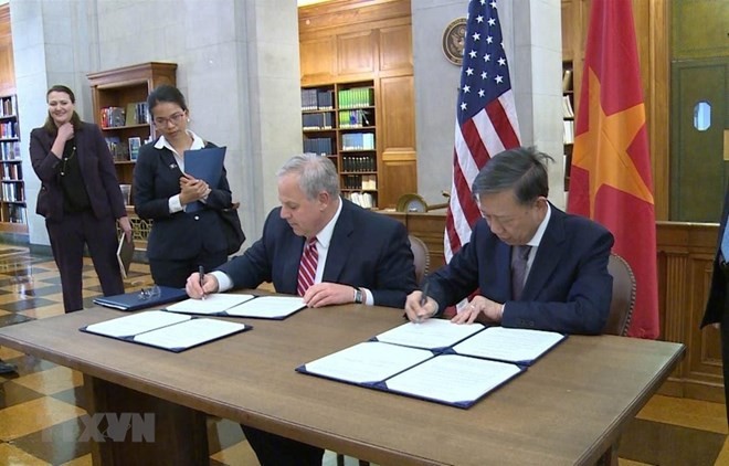 Minister of Public Security, Gen. To Lam (R) and Secretary of the US Department of the Interior Davis Bernhardt (Source: VNA)