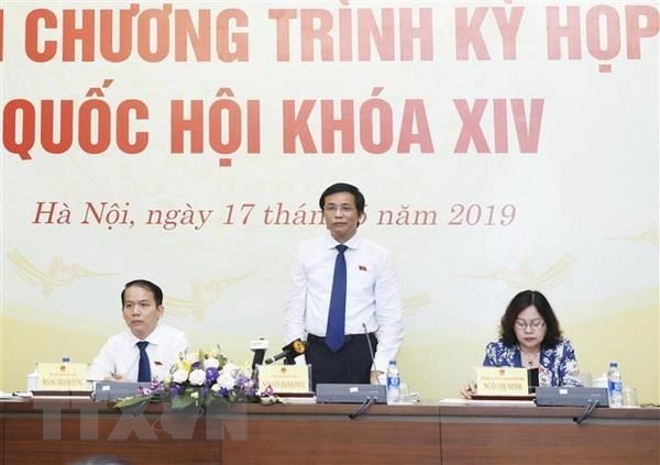National Assembly Secretary General Nguyen Hanh Phuc (standing) speaks at the press conference on May 17 (Photo: VNA)