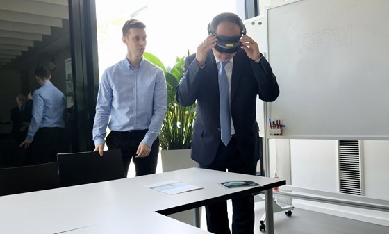 Secretary of Ho Chi Minh City Party Committee Nguyen Thien Nhan experiences some products through application of artificial intelligence