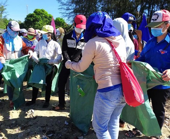 2,000 people join campaign of cleaning up the sea ảnh 3