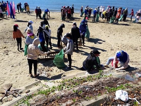 2,000 people join campaign of cleaning up the sea ảnh 4