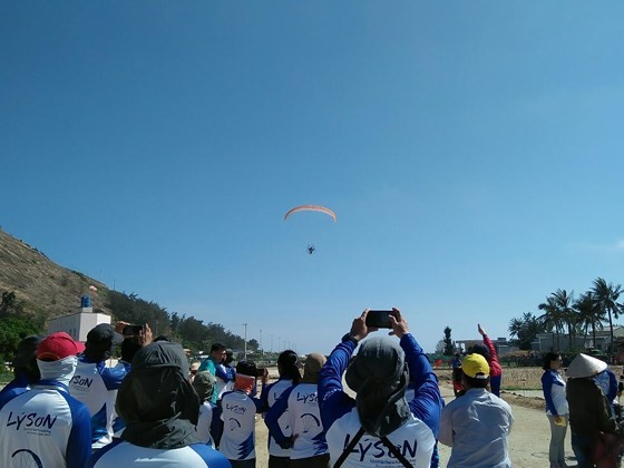 Quang Ngai kicks off Int’l Paragliding Championship for first time  ảnh 1