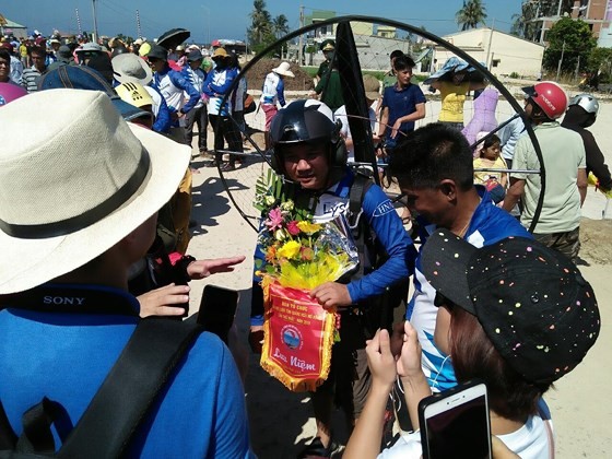 Quang Ngai kicks off Int’l Paragliding Championship for first time  ảnh 2
