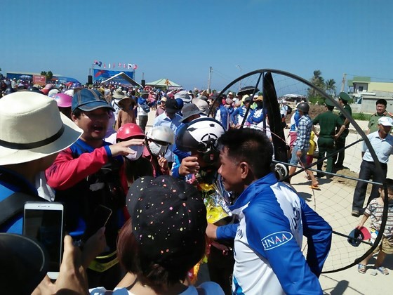 Quang Ngai kicks off Int’l Paragliding Championship for first time  ảnh 3