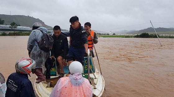 More than 1,350 houses inundated due to tropical downpours ảnh 1
