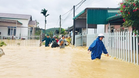 More than 1,350 houses inundated due to tropical downpours ảnh 9