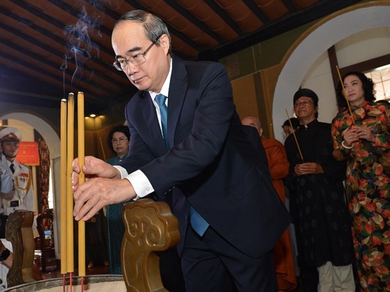 City leaders offer incense to commemorate late President Ton Duc Thang ảnh 1