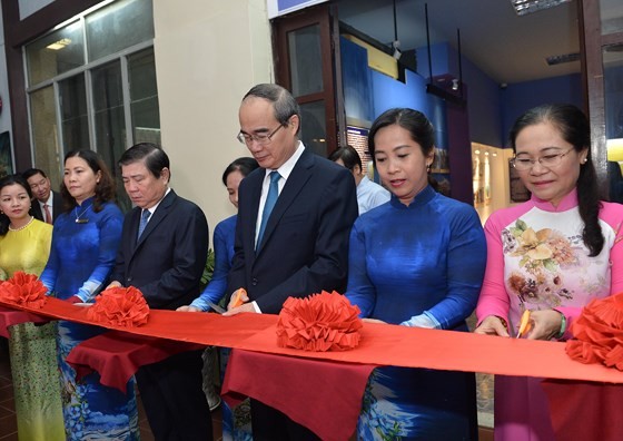 City leaders offer incense to commemorate late President Ton Duc Thang ảnh 2
