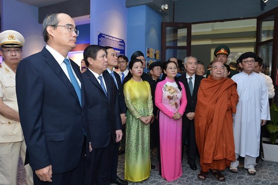City leaders offer incense to commemorate late President Ton Duc Thang ảnh 3