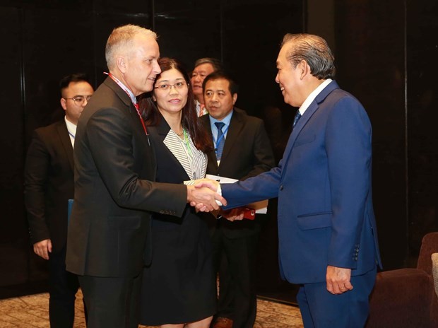 Deputy Prime Minister Truong Hoa Binh (R) greets delegates to the ministerial meeting on drug crime combat in Hanoi on September 10 (Photo: VNA)