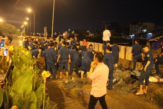 Nearly 200 people urgently overcome dike incident in district 8  ảnh 7