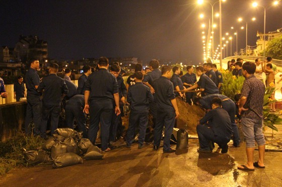 Nearly 200 people urgently overcome dike incident in district 8  ảnh 8
