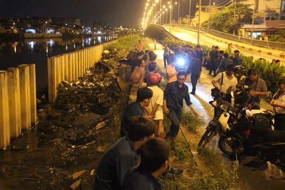 Nearly 200 people urgently overcome dike incident in district 8  ảnh 9