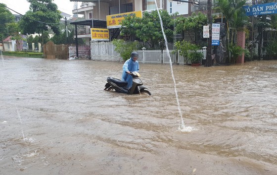 Prolonged downpour submerges over 100 houses in Lam Dong  ảnh 1