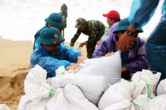 Typhoon Nakri forecast to strike land in Binh Dinh, Phu Yen  ảnh 2