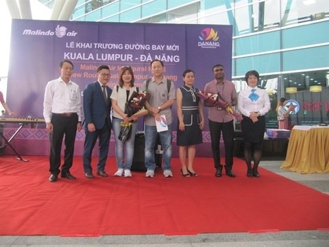 The first visitors on the new direct air route from Kuala Lumpur receive a warm welcome at Da Nang International Airport (Photo: VNA)