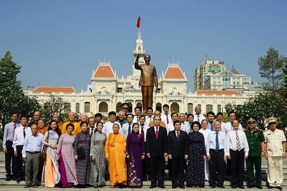  City leaders offer incense, flowers to late President Ho Chi Minh ảnh 3