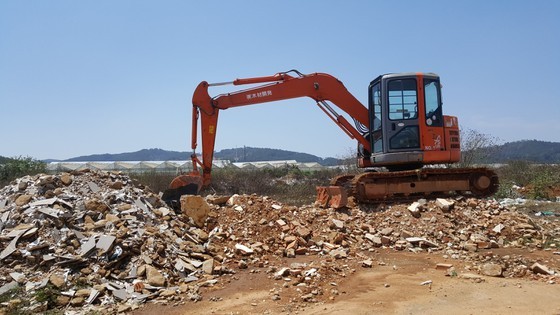 Da Lat handles garbage dumping at abandoned airport ảnh 2